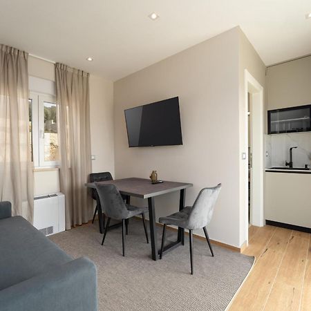 Larum Apartmens Vrsar Exterior photo