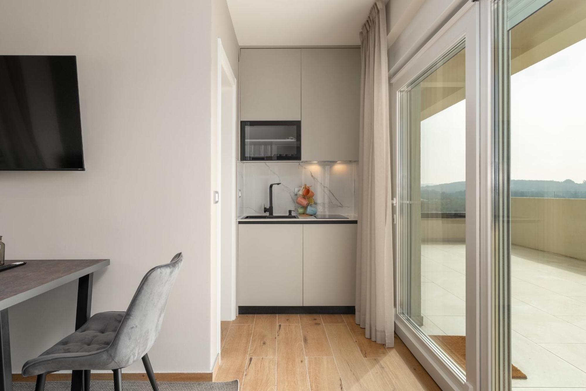 Larum Apartmens Vrsar Exterior photo