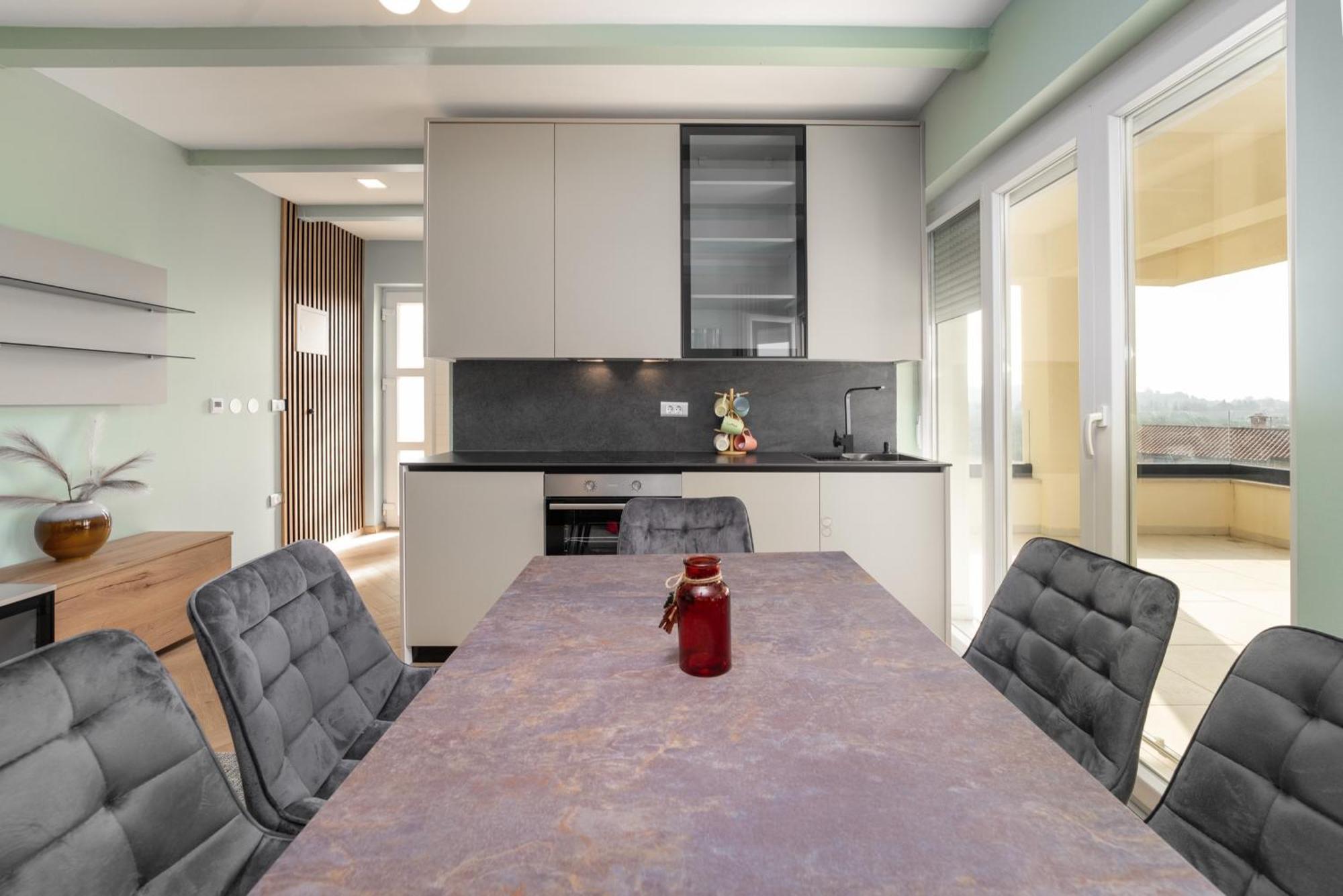 Larum Apartmens Vrsar Exterior photo